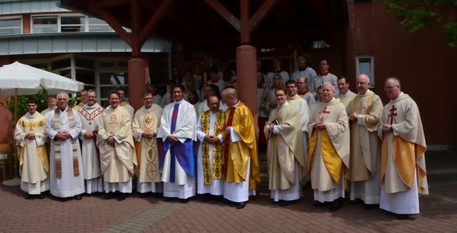 Primiziant Togar Pasaribu zusammen mit seinen Mitbrüdern und der Messdienerschar vor dem Pfarrheim St. Lullus in Bad Hersfeld. Foto: Ralf Kuchler (Bad Hersfeld)